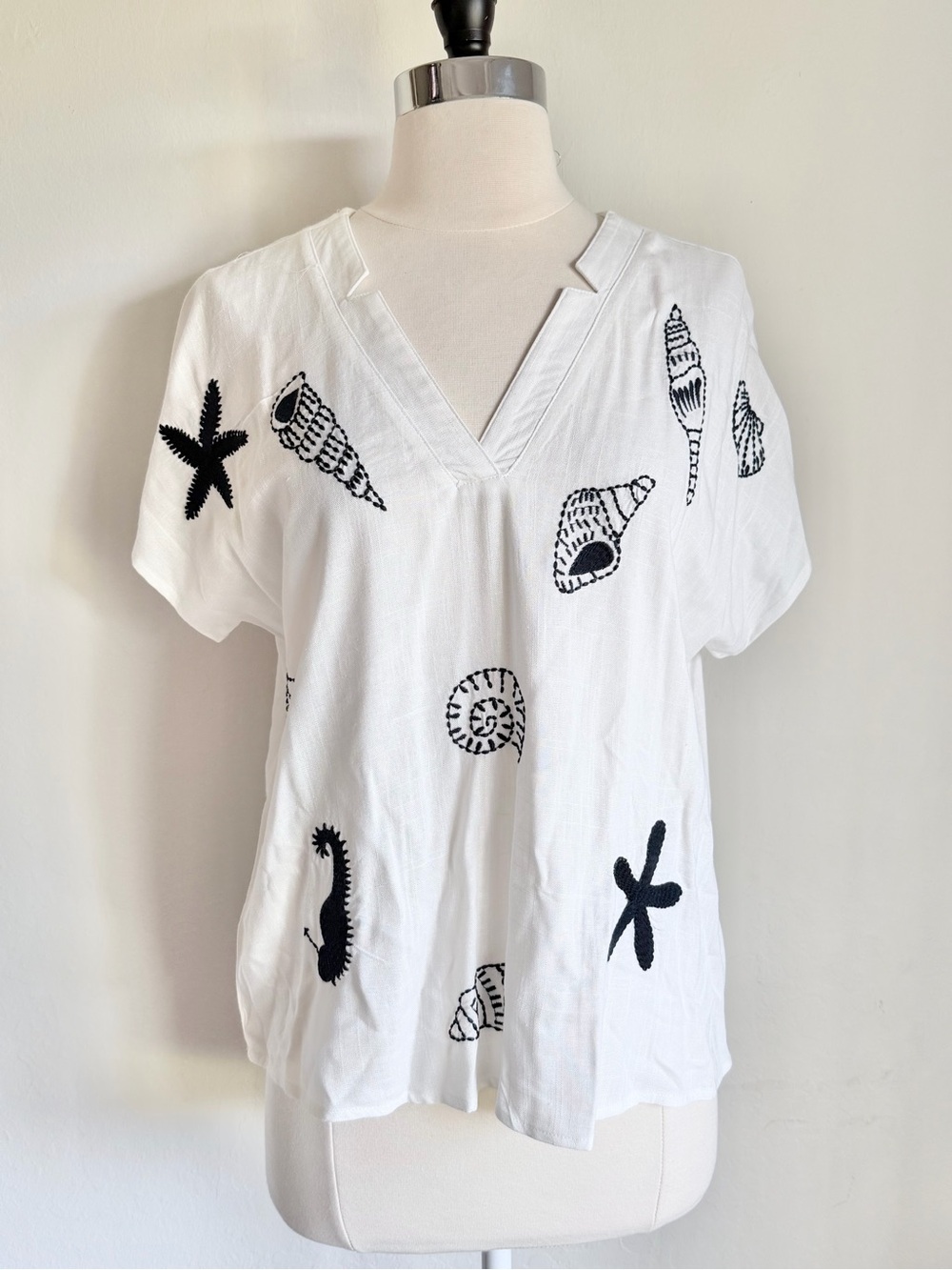 Embroidered Seashell V-Neck Short Slv Linen Blend Top White Navy Blue Motif, M